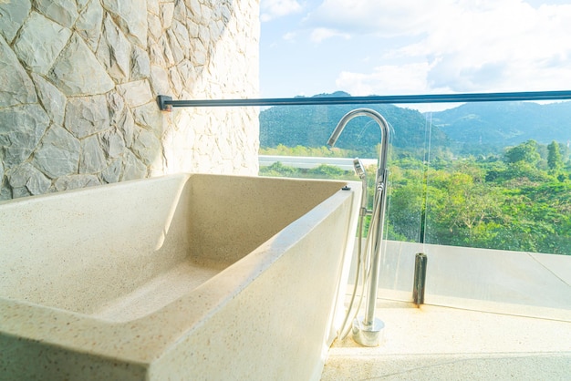 belle baignoire sur balcon avec fond de colline de montagne