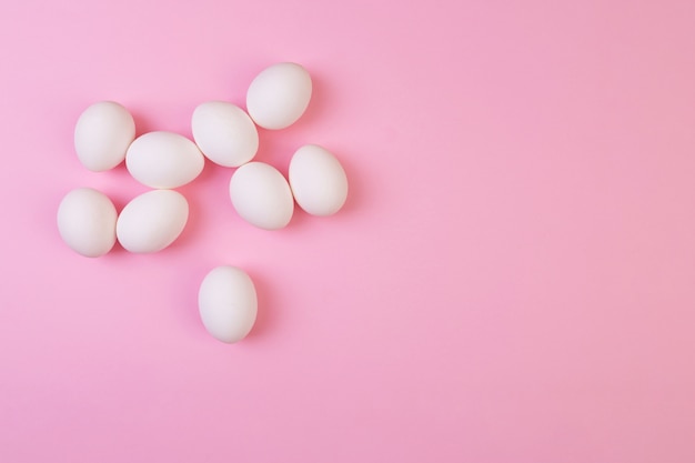 Belle bannière avec des oeufs de Pâques