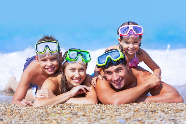 Belle belle famille à la plage de sable