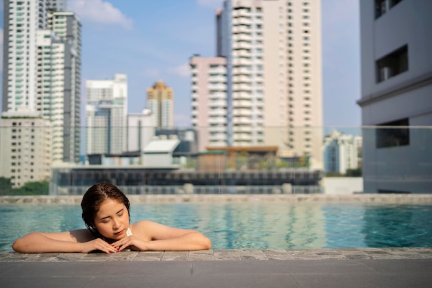 Belle belle femme s'amusant à se détendre à Bangkok en Thaïlande