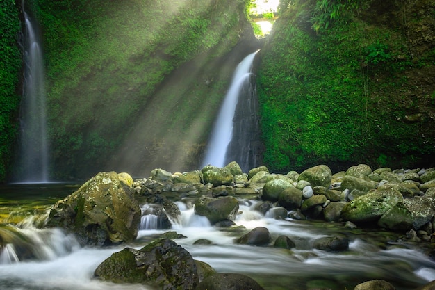 Belle et belle vue sur la cascade le matin