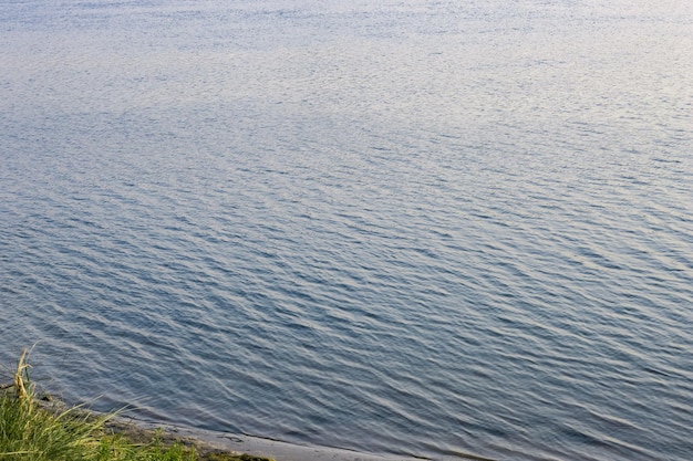 Belle berge le soir avec une eau bleue calme