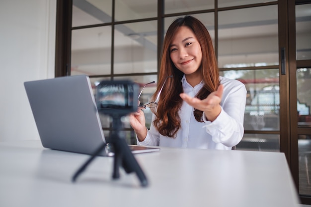 Une Belle Blogueuse Ou Vlogger Asiatique Enregistrant Une Vidéo