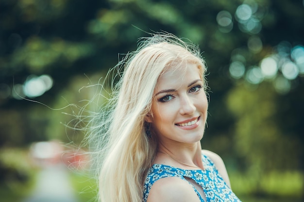 Une belle blonde de beaux souriresPortrait d'une jeune fille blonde européenne