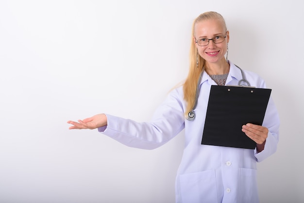 Belle blonde femme médecin portant des lunettes