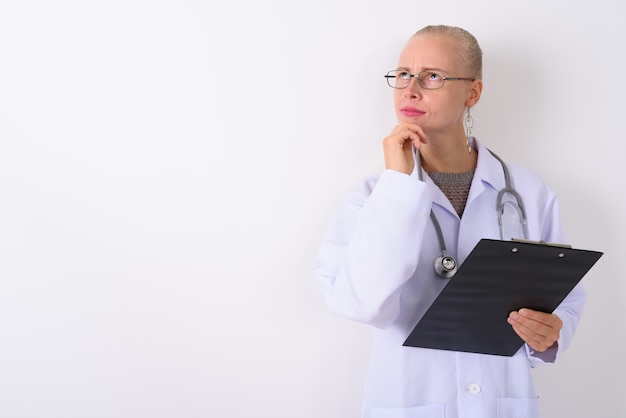 Belle blonde femme médecin portant des lunettes