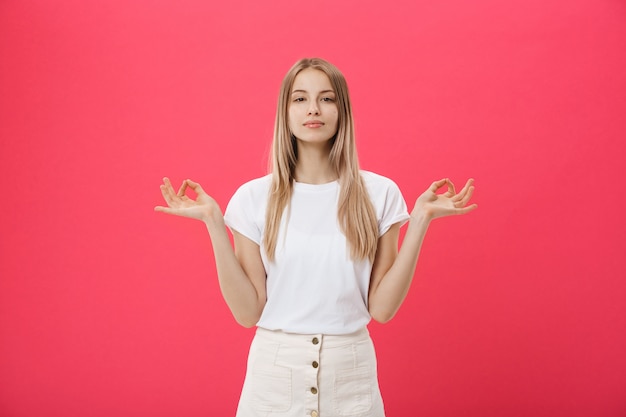 Belle blonde jeune femme fait signe mudra