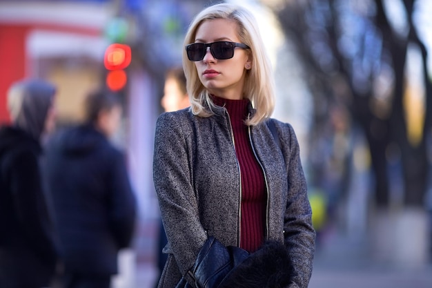 belle blonde se promène dans la ville, image de mode