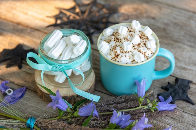 Une Belle Boisson Au Café Avec De Petits Morceaux De Guimauve Et De Chocolat Râpé. Le Jour De L'halloween.