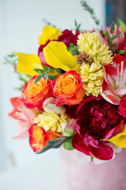 Une belle boîte à cadeaux avec des fleurs.