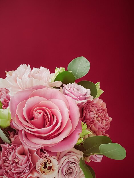 Belle boîte à fleurs sur fond rouge bouquet de fleurs épanouies comme cadeau de vacances design floral de luxe