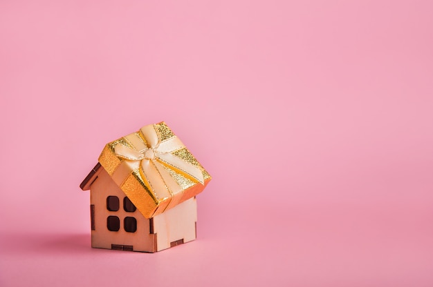 Belle boîte jaune avec un arc sur une maison en bois