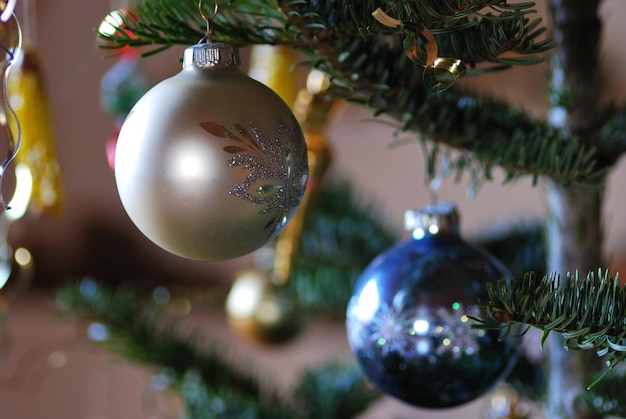 Belle boule argentée et bleue sur la décoration d'arbre de Noël en hiver