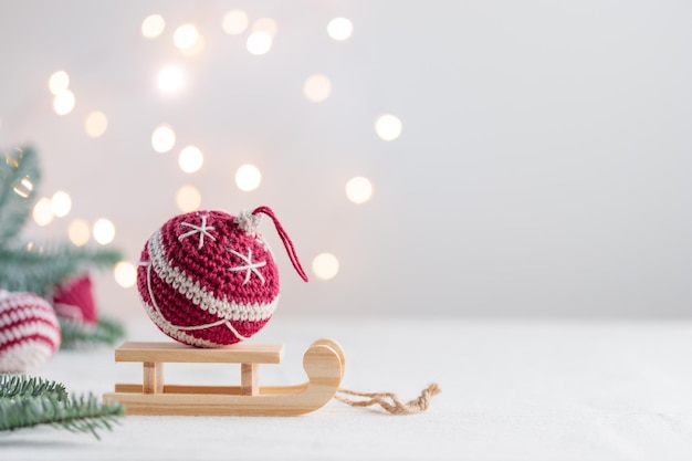 Belle boule de noël au crochet mignonne pour la décoration bannière horizontale avec fond