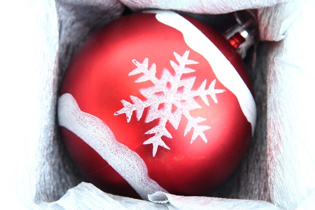 Belle boule de Noël emballée, gros plan