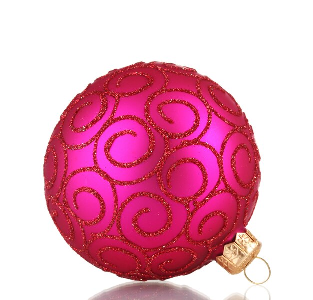 Belle boule de Noël rose isolée