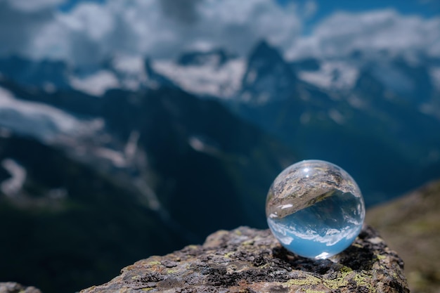 Belle boule de verre sphérique avec majestueuses montagnes du Caucase