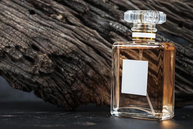 Photo belle bouteille de parfum sur fond de bois