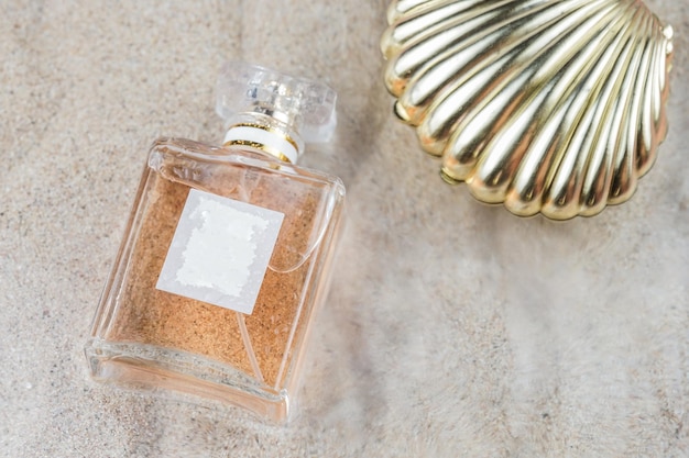 belle bouteille de parfum sur le sable