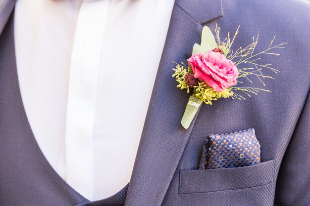 Photo belle boutonnière du marié