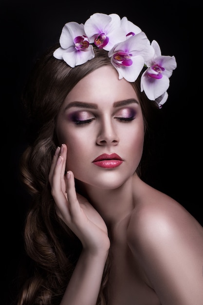 Belle brune aux cheveux longs et à la couronne de fleurs