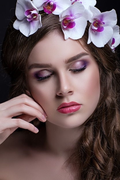 Belle brune aux cheveux longs et à la couronne de fleurs