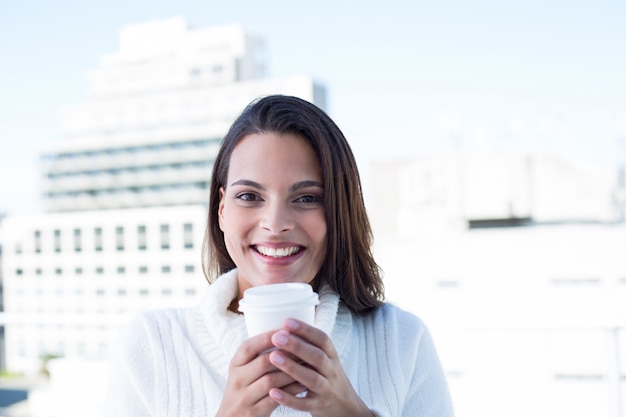 Belle brune, boire un café