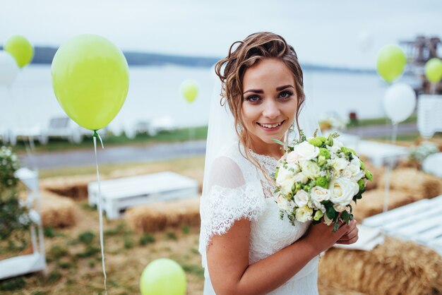 Belle brune mariée en robe blanche au mariage