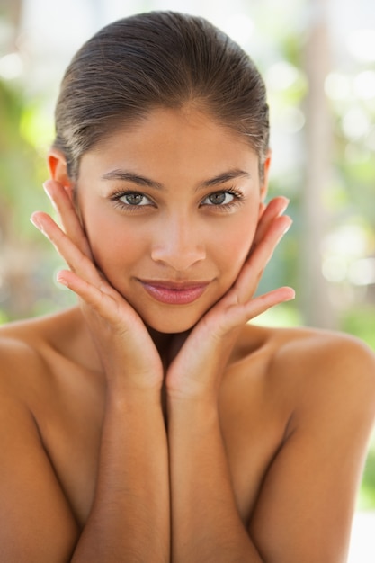 Photo belle brune souriante à la caméra