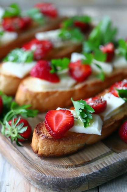 Belle bruschetta aux fraises et au fromage