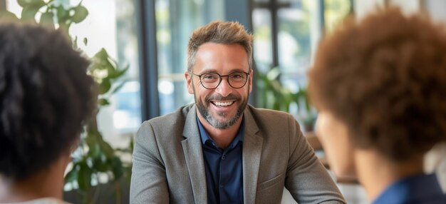 Photo une belle candidate homosexuelle à un emploi dans un entretien d'embauche inclusif et équitable