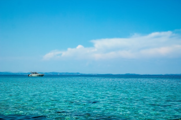 Belle caravane yacht en mer sur la nature Grèce