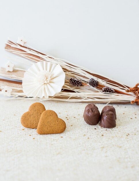 Belle carte avec décoration florale et chocolats pour la Saint Valentin