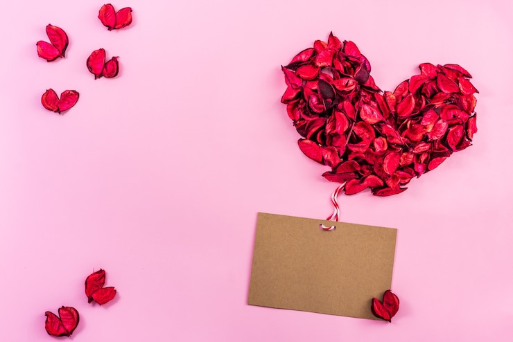 Photo belle carte décorée avec des pétales secs en forme de coeur