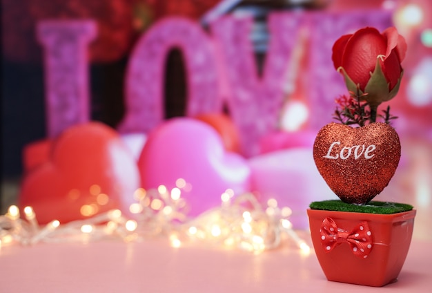 Photo belle carte d'invitation de la saint-valentin avec fond d'écran coeurs et rose