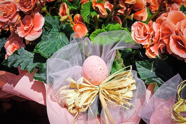 Photo belle carte de pâques oeuf de pâques et bégonia en fleurs