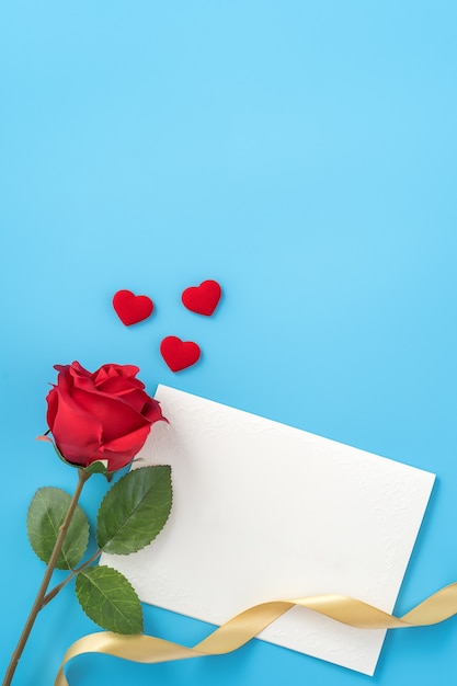 Belle carte de voeux avec ruban doré pour la Saint Valentin ou anniversaire flatlay