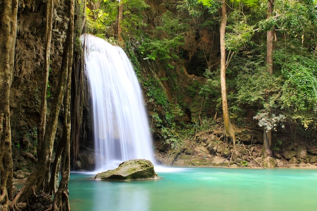 Belle cascade au parc national d&#39;Erawan à Kanchanaburi, en Thaïlande