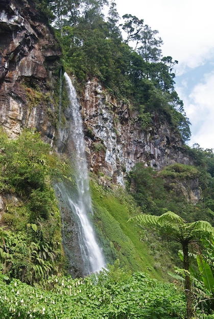 Belle cascade de Cibeureum, Java occidental, Indonésie