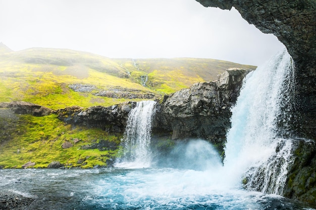 Belle cascade dans l'est de l'Islande. Paysage d'été