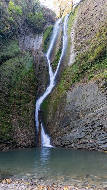 Belle cascade dans la forêt d'automne. Krasnaya Polyana, Sotchi, Russie.