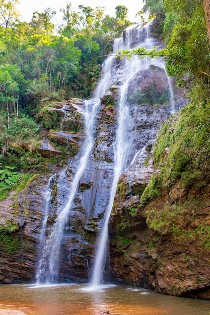 Une belle cascade dans une forêt tropicale isolée de l'État brésilien du Minas Gerais