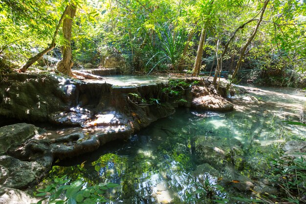 Belle cascade dans la forêt tropicale, province de Kanchanaburi, Asie du Sud-Est, Thaïlande