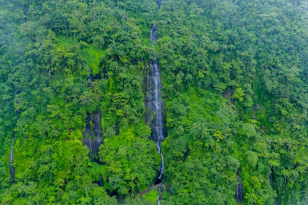 Belle cascade dans la montagne Galunggung