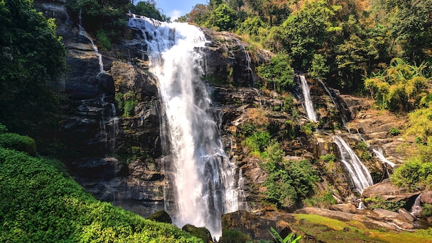 Belle cascade dans la montagne de végétation verte en Thaïlande