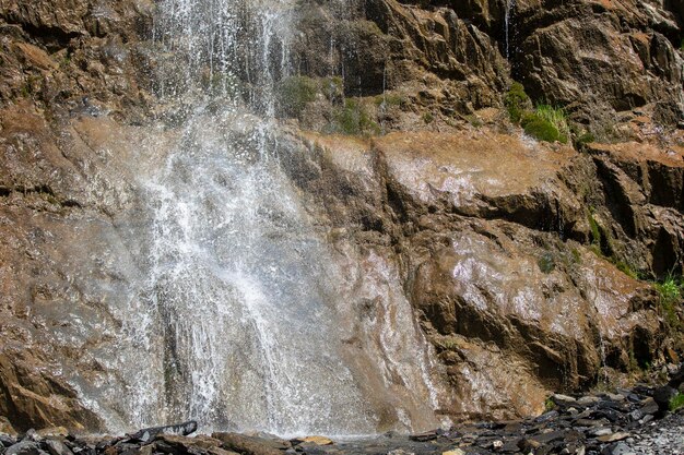 Belle cascade dans les montagnes L'eau coule des montagnes