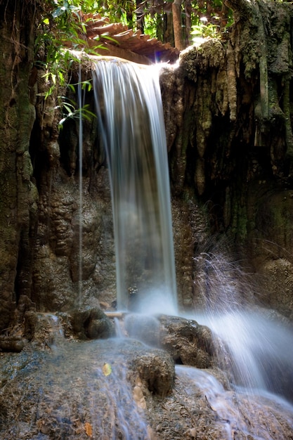 belle cascade dans les montagnes de Thaïlande