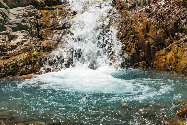 Belle cascade dans les montagnes