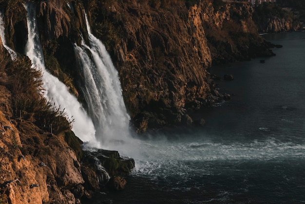 Belle cascade dans la nature