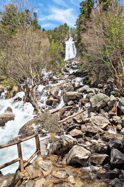 Belle cascade dans les Pyrénées, Espagne